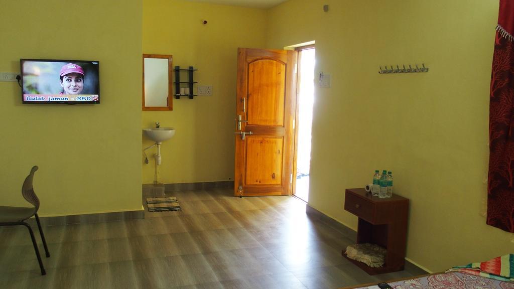 Silver Moon Guest House مهاباليبورام المظهر الخارجي الصورة